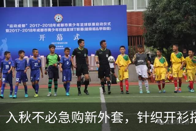 入秋不必急购新外套，针织开衫搭配得当，松弛又高级