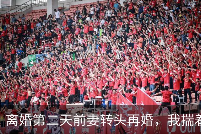 离婚第二天前妻转头再婚，我揣着存折去旅游，前岳母哭着砸门喊救命，警察却亮出手铐站在我面前